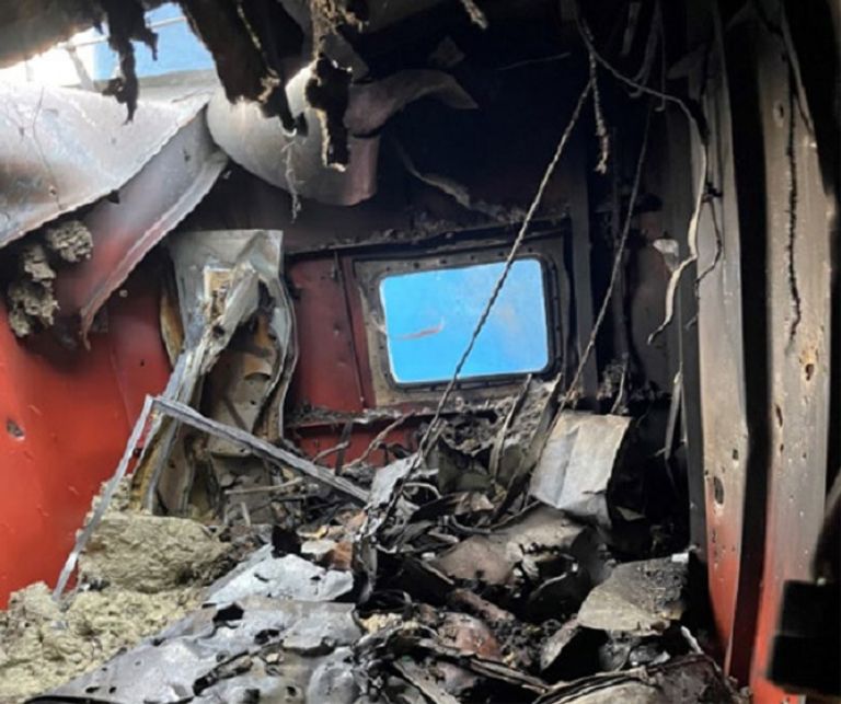 جانب من الأضرار بعد الهجوم على السفينة