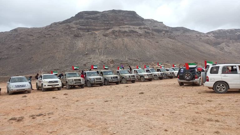 لافتة في جزيرة سقطرى اليمنية عن حفل العرس الجماعي