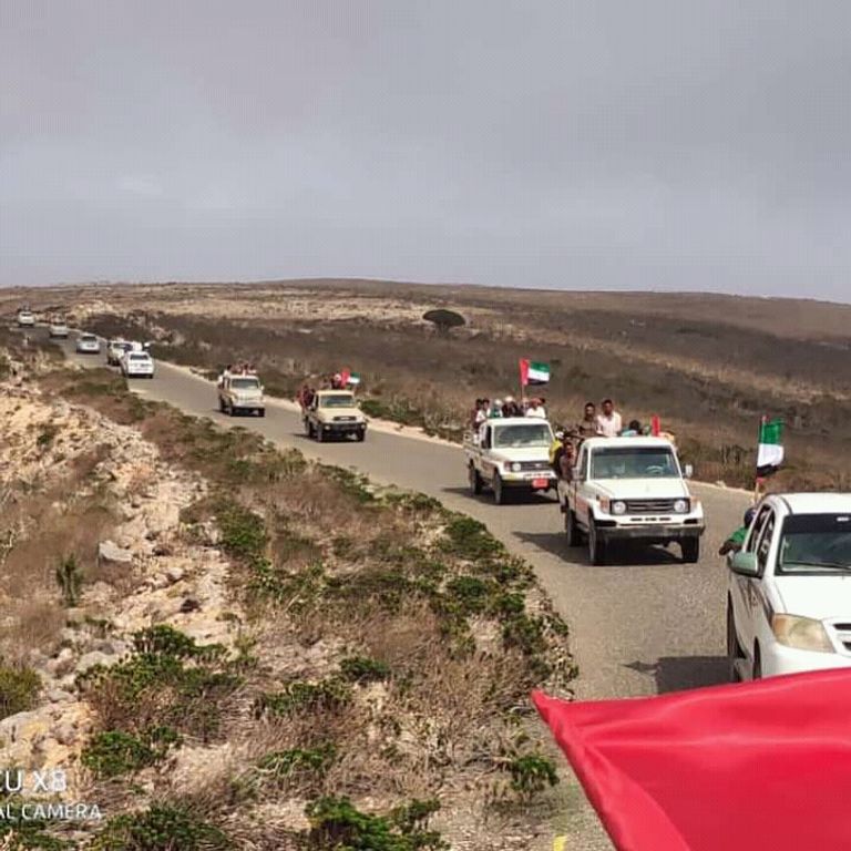 لافتة في جزيرة سقطرى اليمنية عن حفل العرس الجماعي