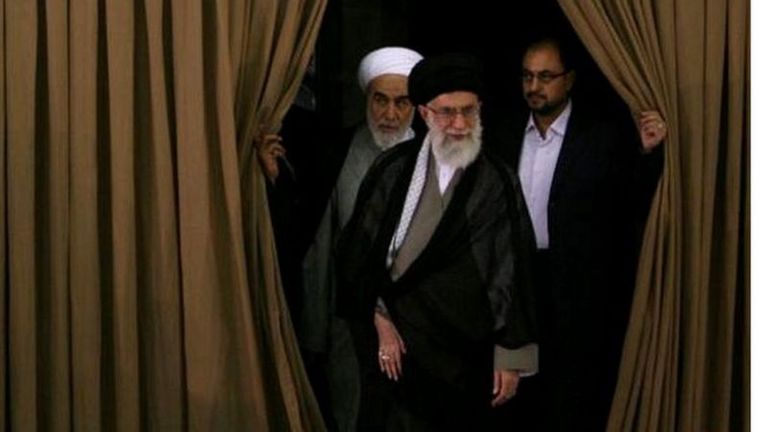 وحيد حقانيان خلف المرشد رئيسي وخامنئي