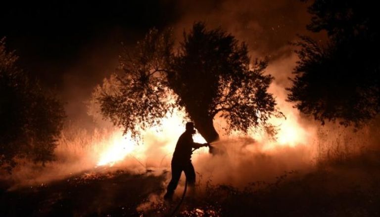 الآلاف يفرون من جزيرة إيفيا اليونانية في اليوم السادس من حرائق الغابات