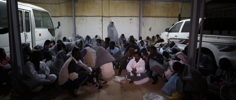 مهاجرون في أحد مراكز الاحتجاز بليبيا