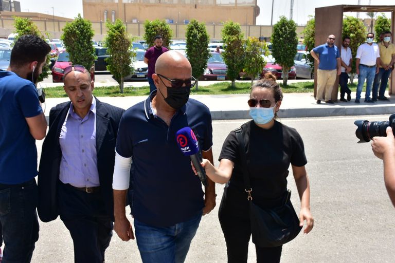 الفنان المصري أشرف عبدالباقي خلال تشييع جنازة دلال عبدالعزيز، من مسجد المشير بالتجمع الخامس في القاهرة.