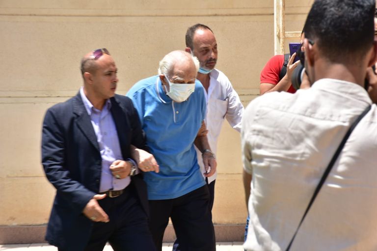 الفنان المصري رشوان توفيق خلال تشييع جنازة دلال عبدالعزيز، من مسجد المشير بالتجمع الخامس في القاهرة.