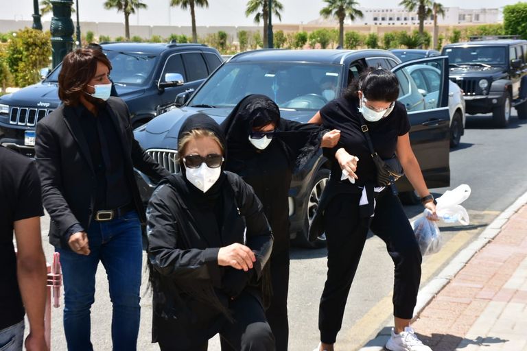 نجوم الفن خلال تشييع جنازة دلال عبدالعزيز، من مسجد المشير بالتجمع الخامس في القاهرة.