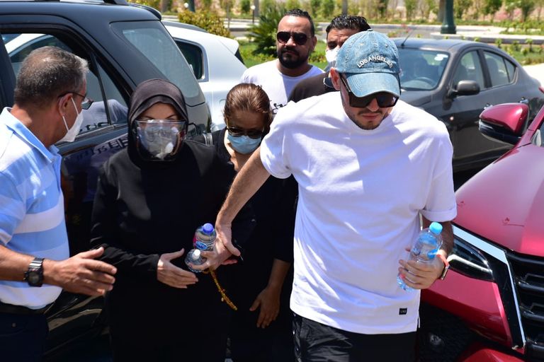 نجوم الفن خلال تشييع جنازة دلال عبدالعزيز، من مسجد المشير بالتجمع الخامس في القاهرة.