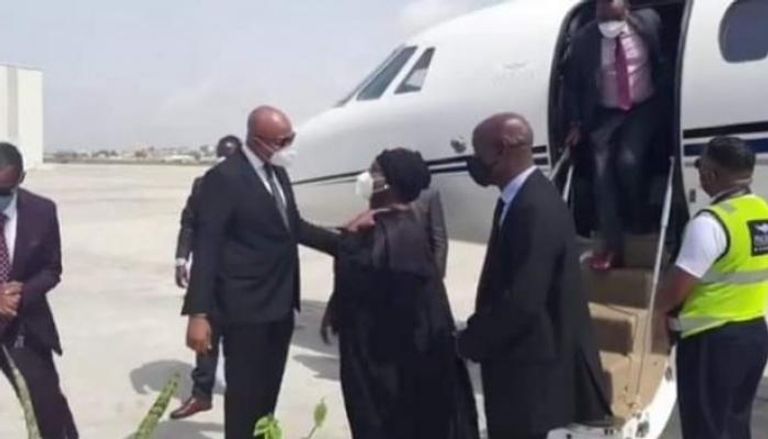 وزيرة الخارجية الكينية في مطار مقديشو