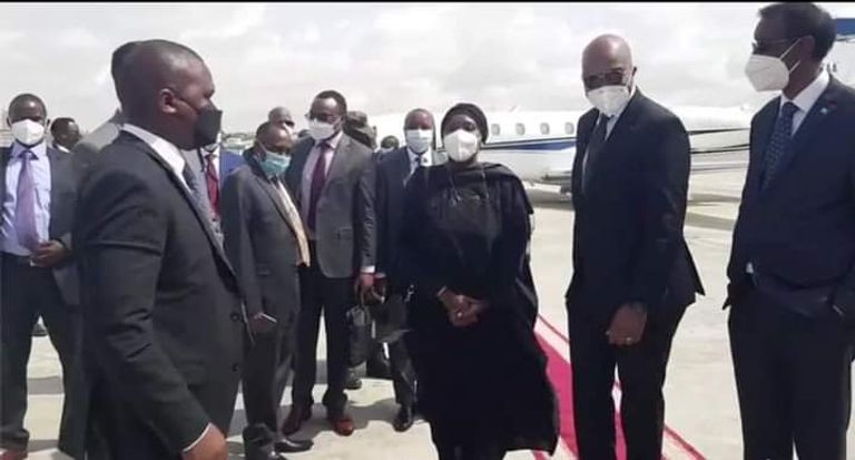 وزيرة الخارجية الكينية في مطار مقديشو