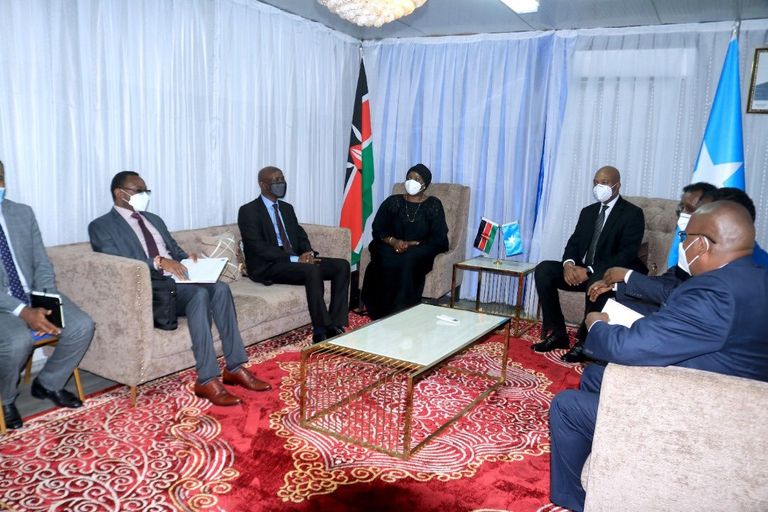 وزيرة الخارجية الكينية في مطار مقديشو