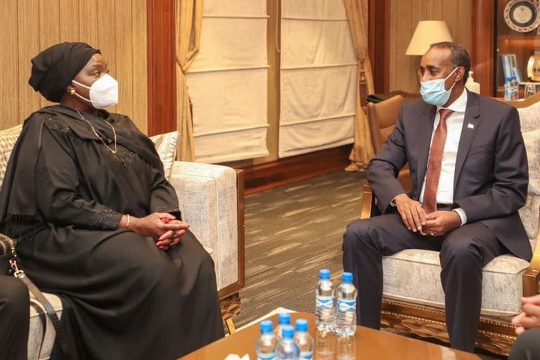 وزيرة الخارجية الكينية في مطار مقديشو