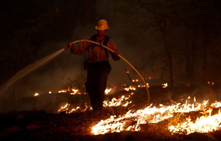 كاليفورنيا تشهد أحد أسوأ حرائق الغابات بالولايات المتحدة