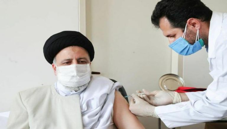 الرئيس الإيراني إبراهيم رئيسي يتلقى اللقاح المحلي 