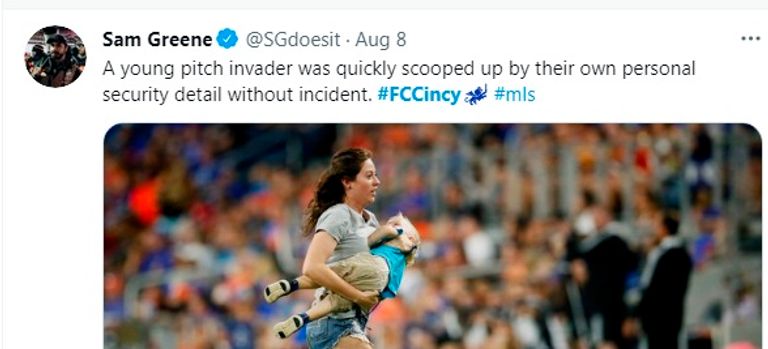 أحد التعليقات على الواقعة لحظة إخراج الطفل من الملعب