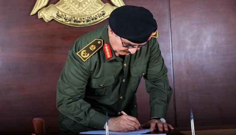 القائد العام للجيش الليبي المشير خليفة حفتر (أرشيفية)