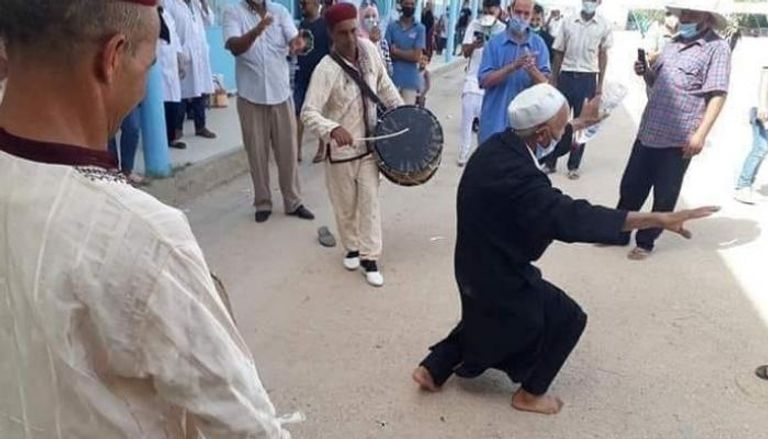 مسن تونسي يرقص على أنغام الموسيقى بعد تلقيه لقاح كورونا