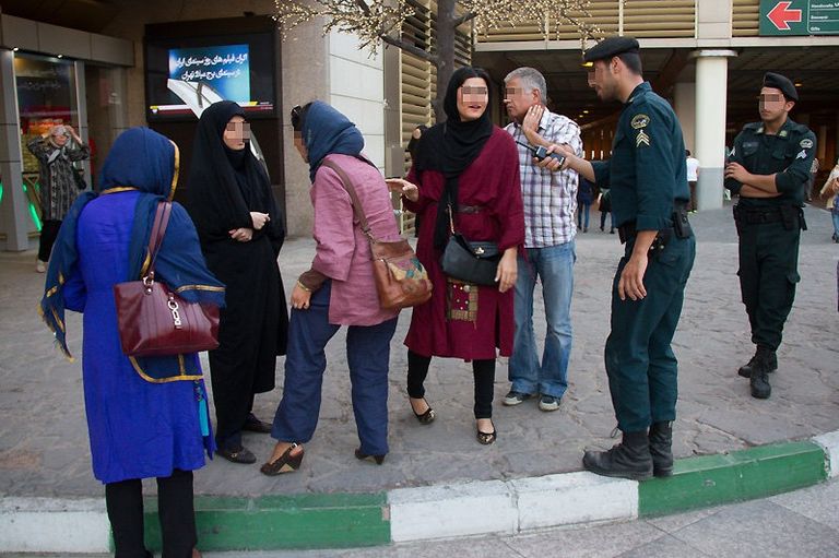 إيراني يدهس امرأة بسيارته بعد اعتراضه على حجابها- أرشيفية