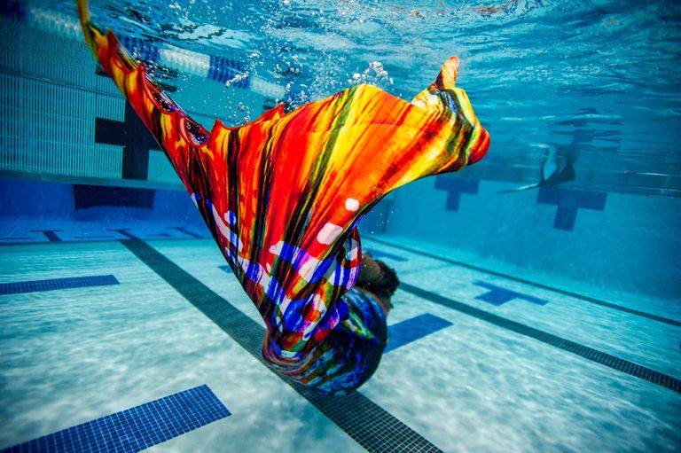 إحدى الفتيات ترتدي زي حوريات البحر في فيرجينيا