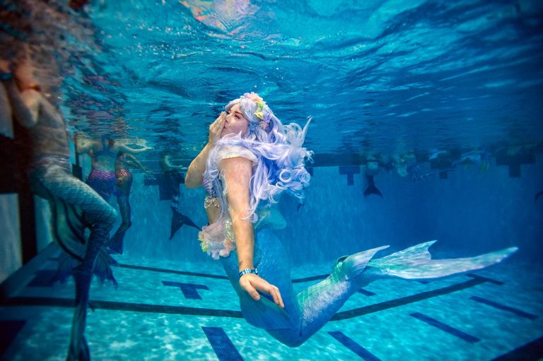 إحدى الفتيات ترتدي زي حوريات البحر في فيرجينيا