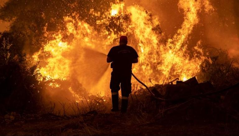 النيران تحاصر القرى الواقعة في شمال الجزيرة اليونانية