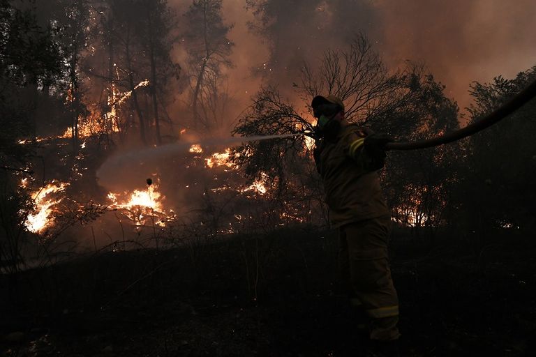 النيران تحاصر القرى الواقعة في شمال الجزيرة اليونانية