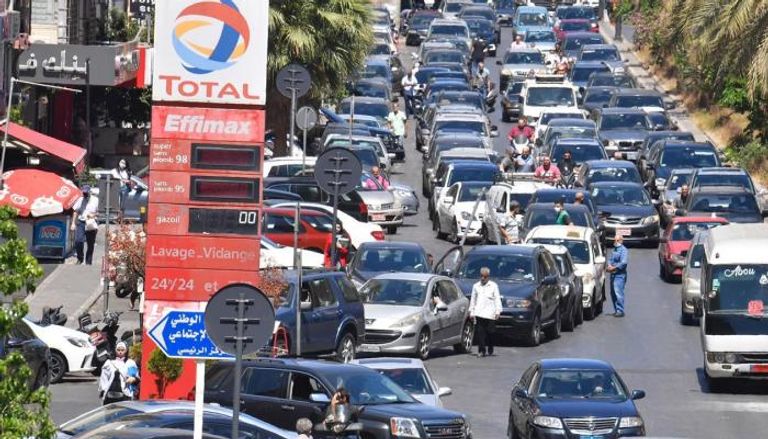 طوابير سيارات أمام محطة وقود في لبنان