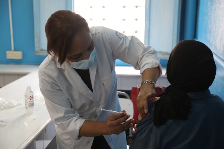 طوابير أمام مراكز التلقيح بتونس