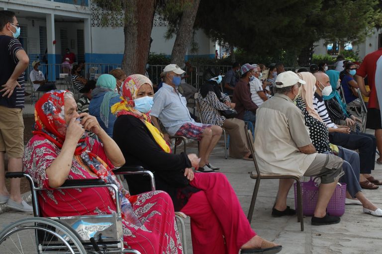 طوابير أمام مراكز التلقيح بتونس