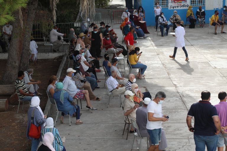 طوابير أمام مراكز التلقيح بتونس