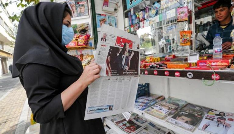 إيرانية تتصفح إحدى الصحف- أرشيفية