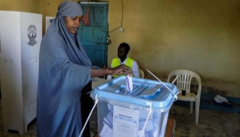 صومالية تقوم بالتصويت في انتخابات سابقة - أرشيفية