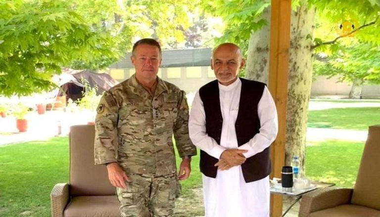  قائد بعثة الناتو والرئيس الأفغاني أشرف غني خلال لقاء سابق