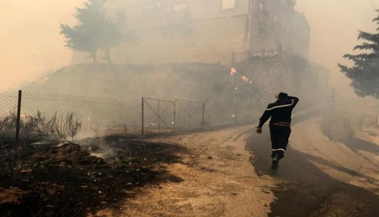 لا يزال رجال الإطفاء والجيش يحاولون السيطرة على الحرائق في الجزائر 