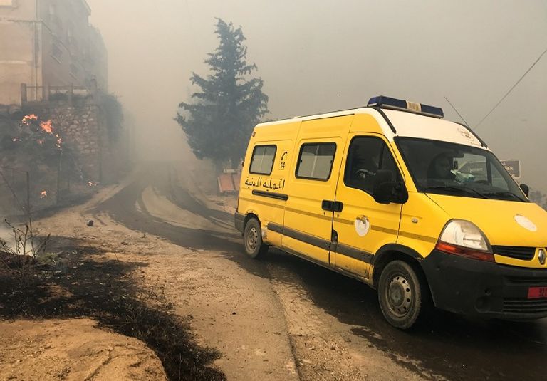 لا يزال رجال الإطفاء والجيش يحاولون السيطرة على الحرائق في الجزائر