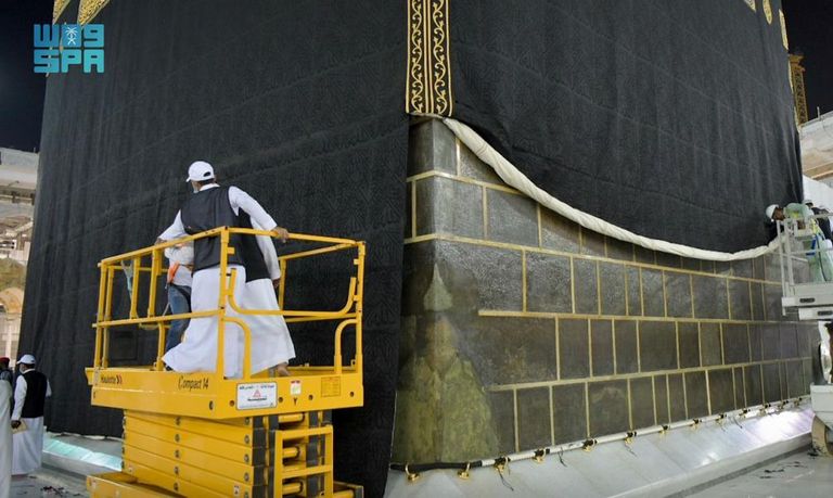 إسدال ثوب الكعبة المشرفة