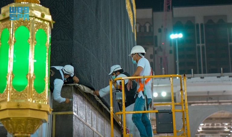 إسدال ثوب الكعبة المشرفة