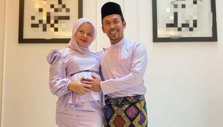 المغنية الماليزية الراحلة سيتي سارة رئيس الدين مع زوجها