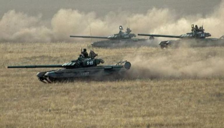 دبابات روسية خلال تدريب عسكري - أرشيفية