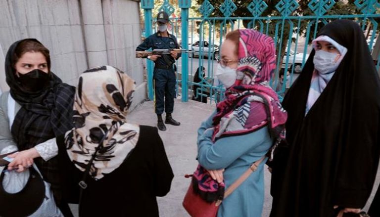 إيرانيات أمام إحدى مراكز التصويت - أ.ف.ب