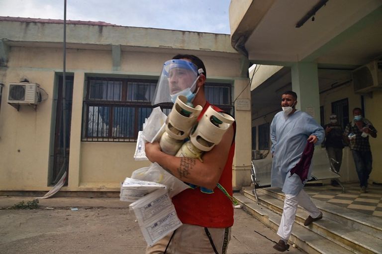 لا يزال رجال الإطفاء والجيش يحاولون السيطرة على الحرائق في الجزائر