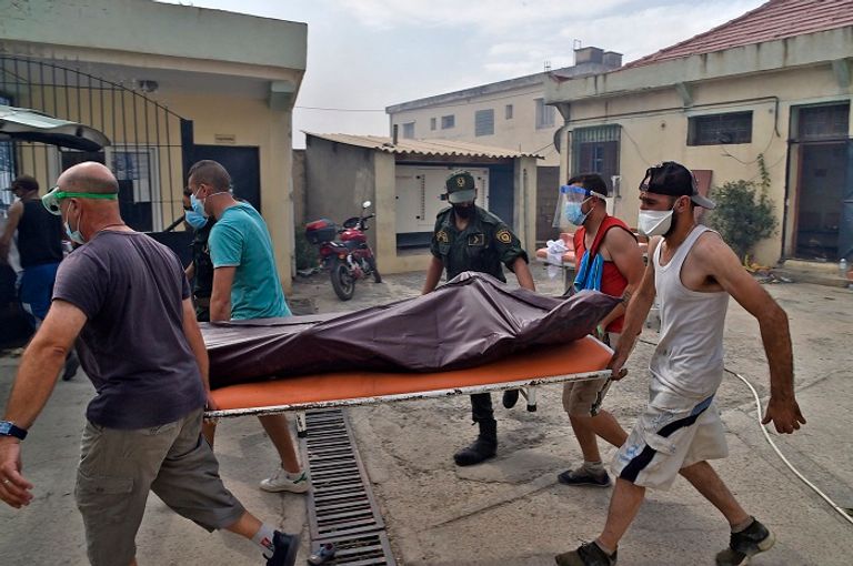 نقل جثمان ضحية حرائق الغابات في الجزائر لا يزال رجال الإطفاء والجيش يحاولون السيطرة على الحرائق في الجزائر