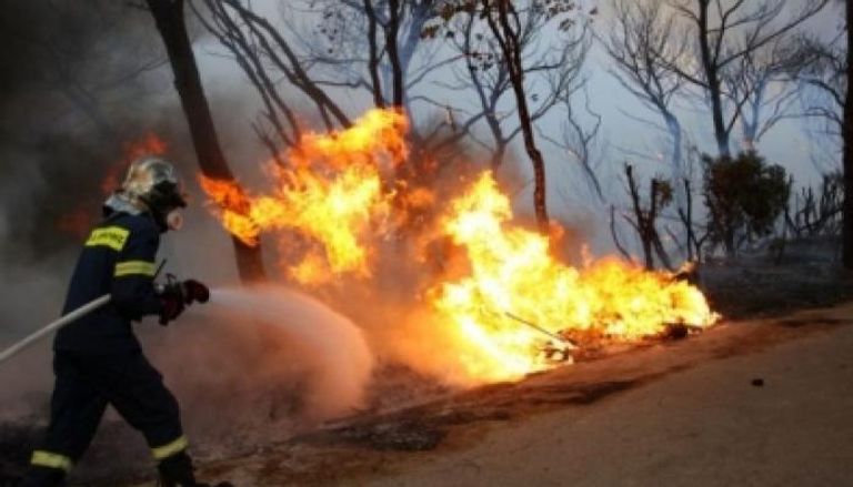 رجل الإطفاء يكافحون النيران في اليونان