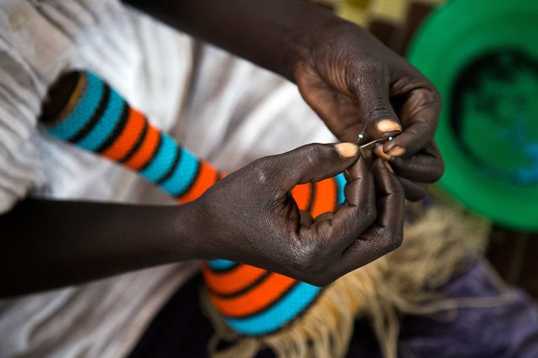 إحدى النساء العاملات بالمشروع 