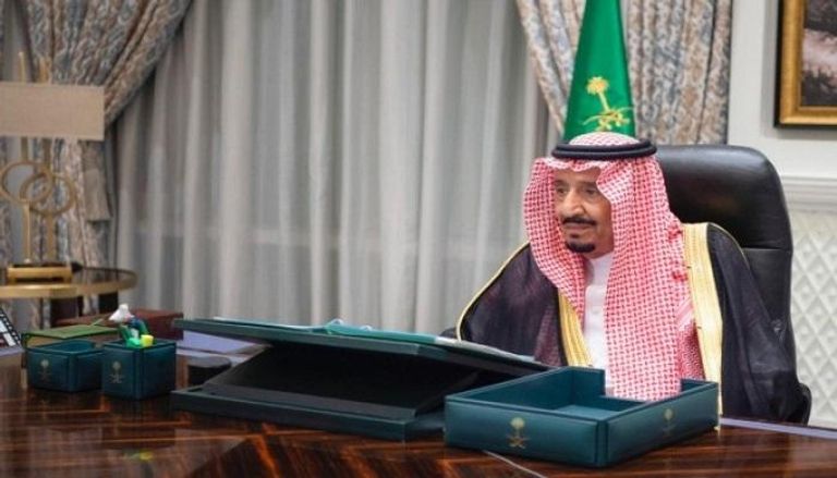 الملك سلمان بن عبدالعزيز آل سعود خلال ترؤسه اجتماع مجلس الوزراء