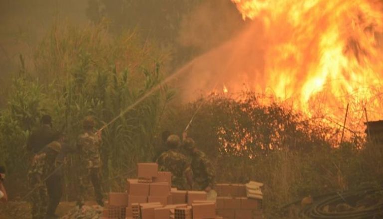 جنود جزائريون في عملية إخماد حرائق غابات محافظة تيزي وزو