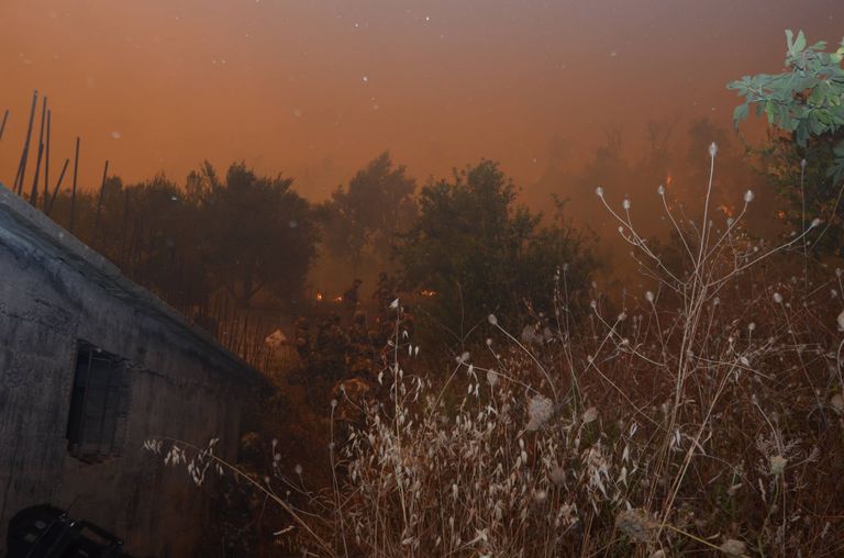 جنود جزائريون في عملية إخماد حرائق غابات محافظة تيزي وزو جنود جزائريون في عملية إخماد حرائق غابات محافظة تيزي وزو