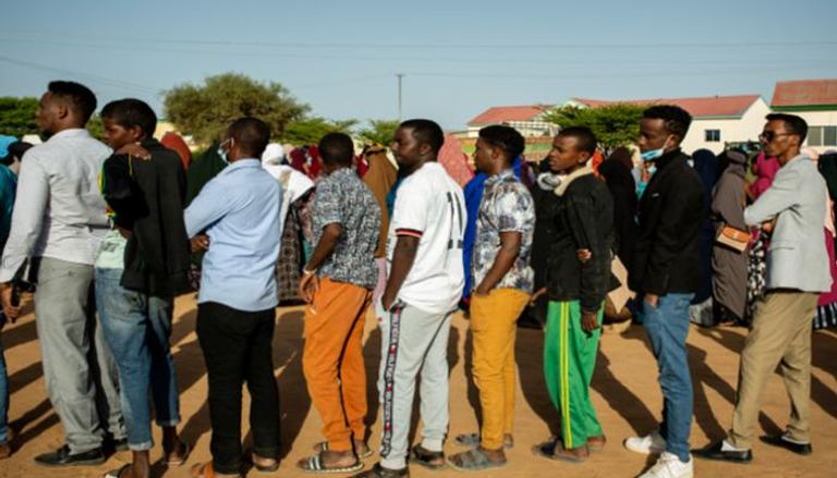 طابور للمشاركين في الانتخابات الصومالية