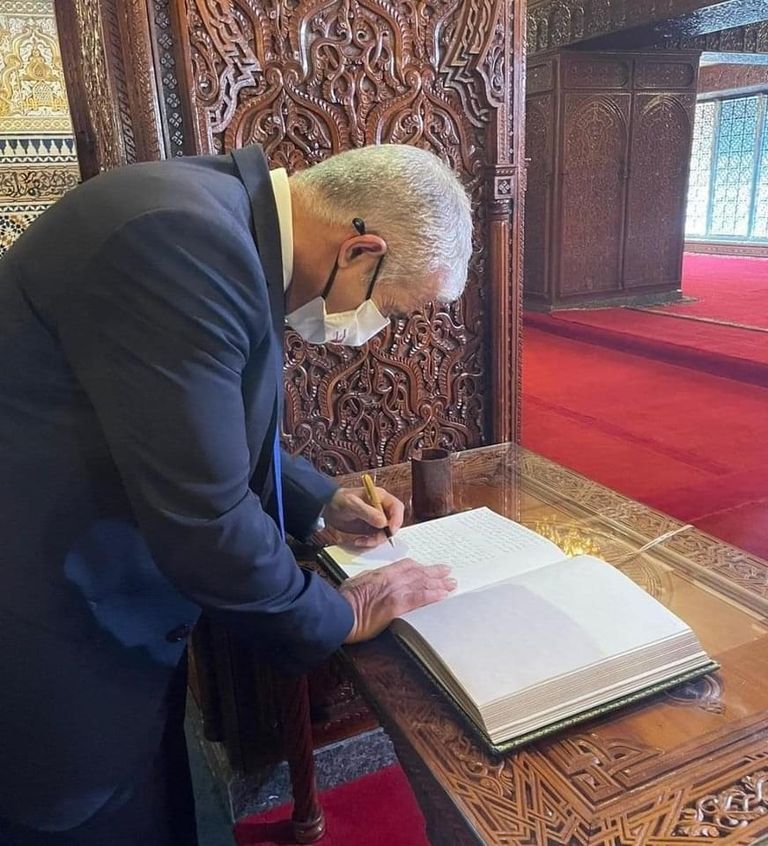 الوفد الإسرائيلي خلال زيارته لضريح محمد الخامس بالرباط