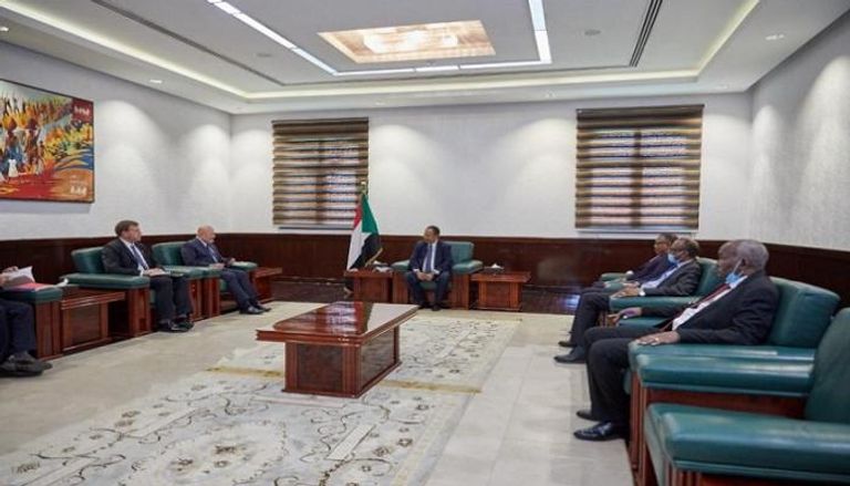 جانب من لقاء رئيس الوزراء السوداني ومدعي الجنائية الدولية