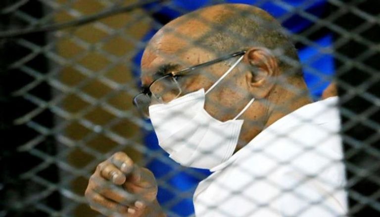 الرئيس السوداني المعزول عمر البشير خلال محاكمته في تهم فساد - أرشيفية
