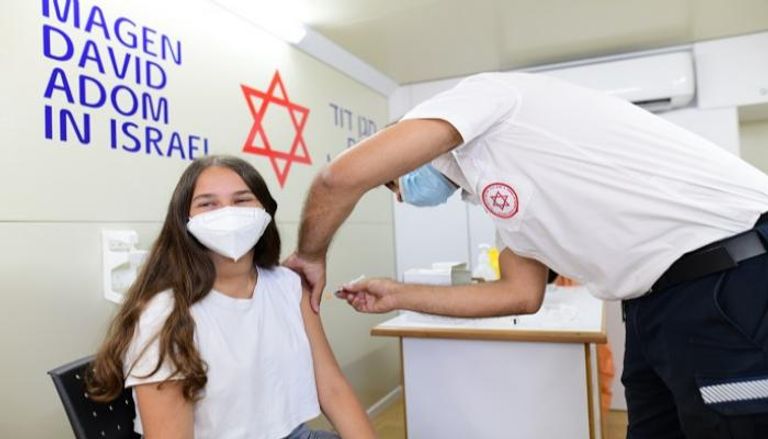 تطعيم إحدى الفتيات ضد كورونا في إسرائيل - أرشيفية